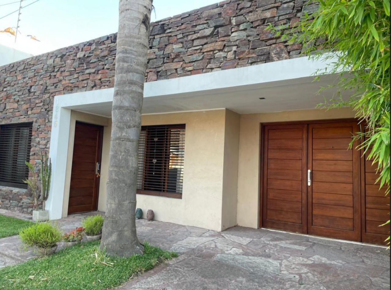 CASA MODERNA EN BARRIO SAN CARLOS