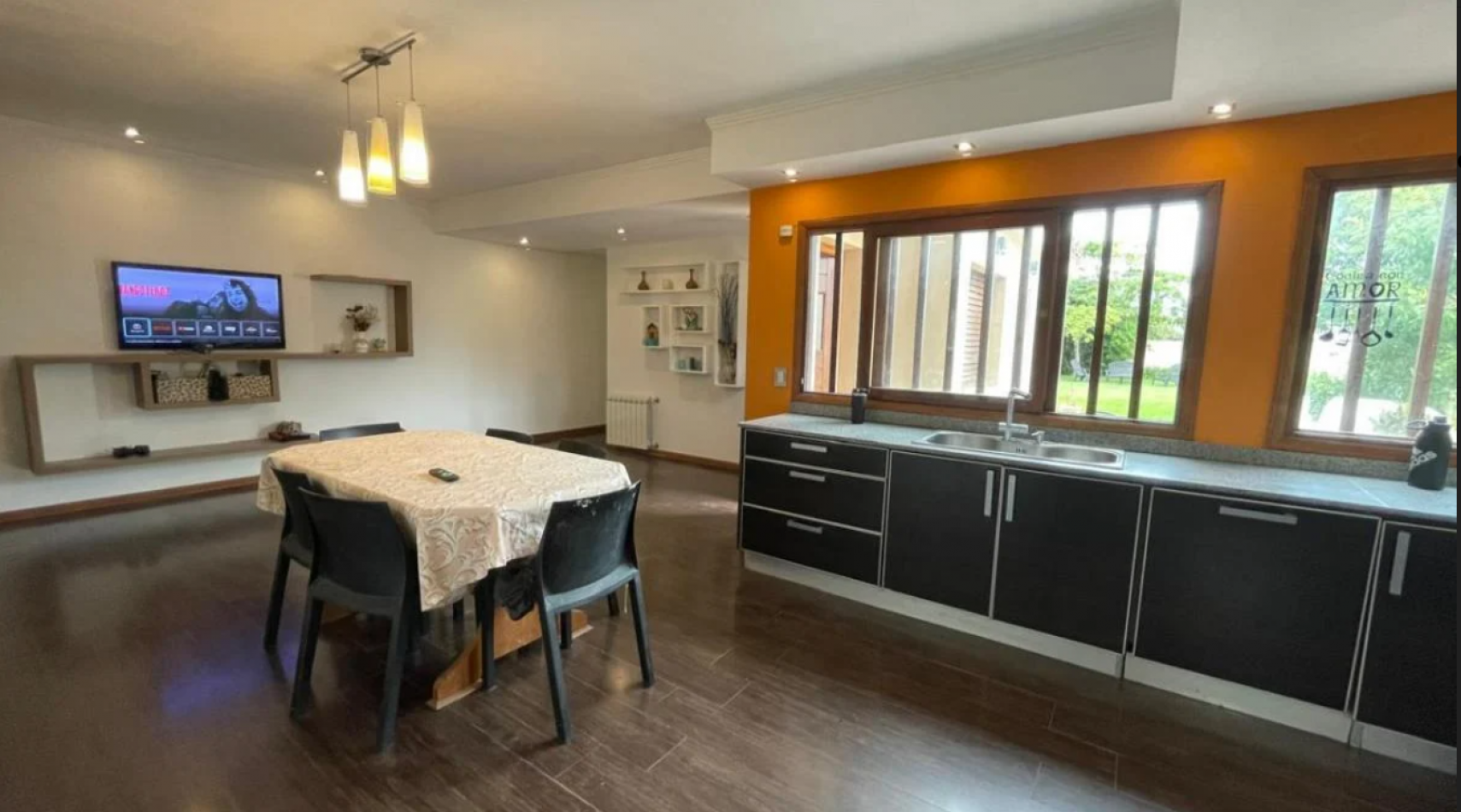 CASA MODERNA EN BARRIO SAN CARLOS