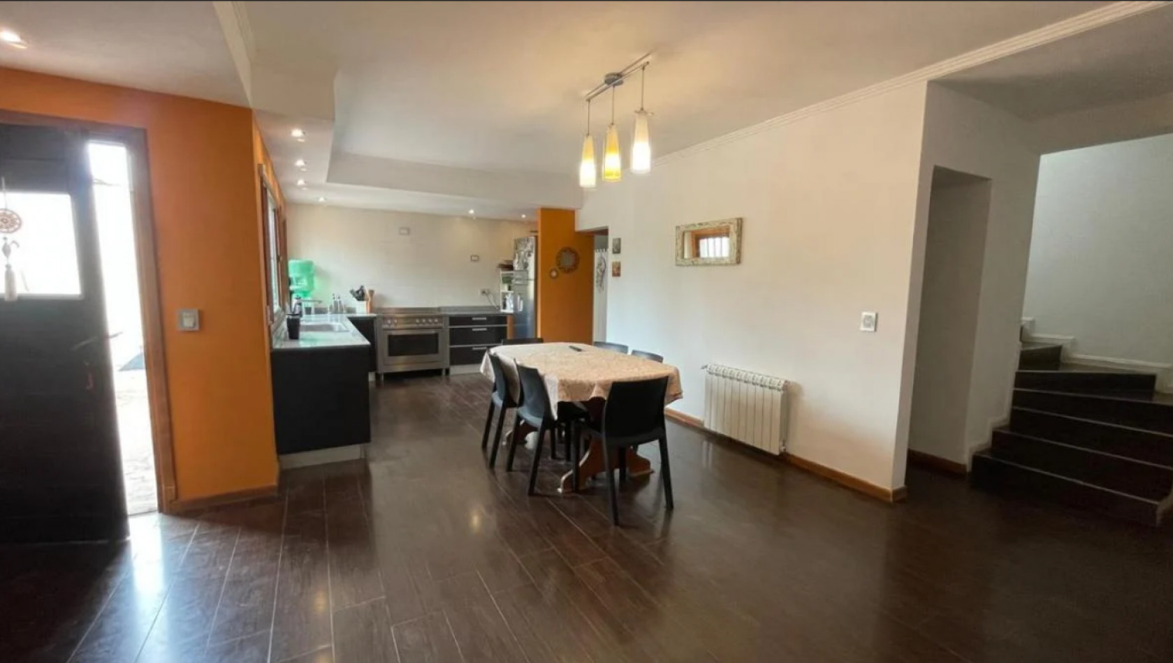 CASA MODERNA EN BARRIO SAN CARLOS