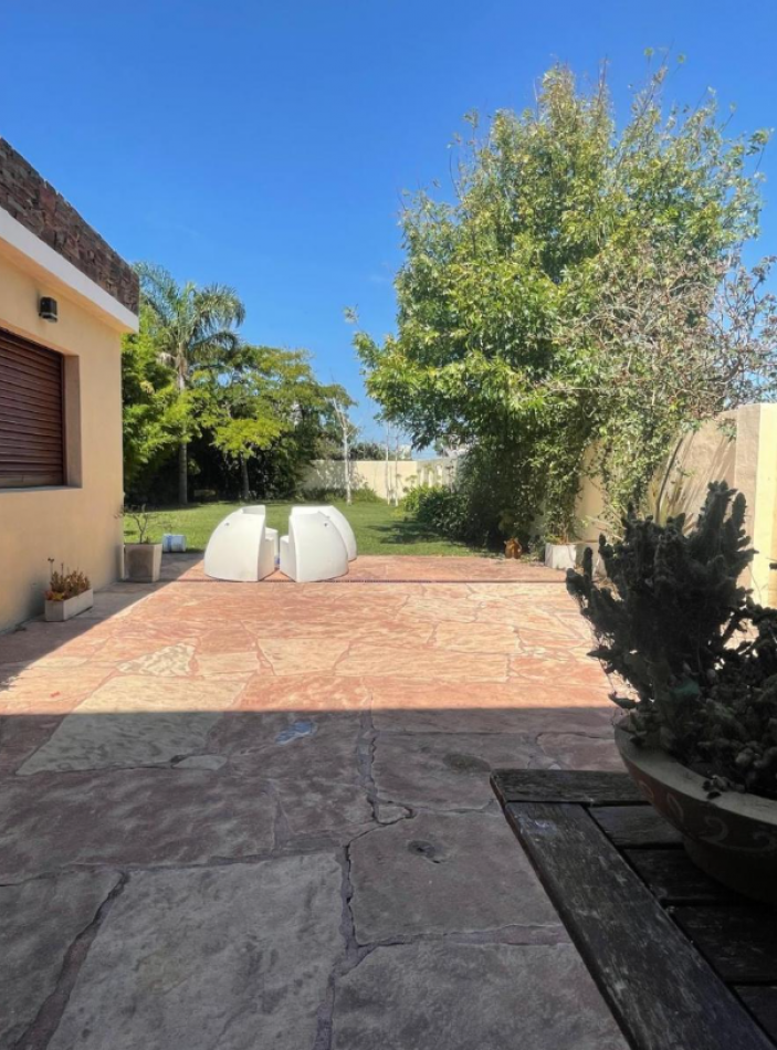 CASA MODERNA EN BARRIO SAN CARLOS