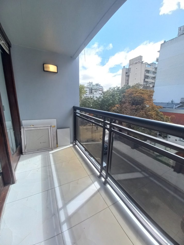 Departamento de 3 ambientes a la calle con balcon 
