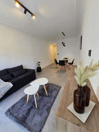 2 AMBIENTES A LA CALLE CON BALCON SALIENTE