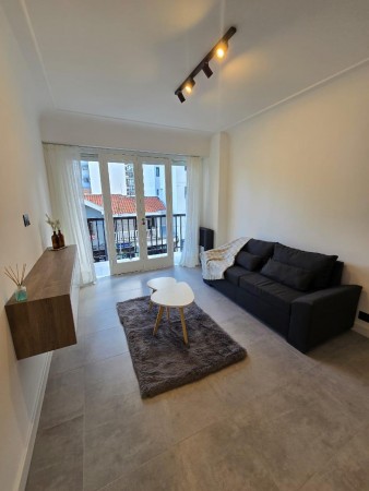 2 AMBIENTES A LA CALLE CON BALCON SALIENTE